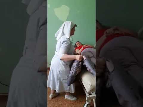 Видео: 04.06.22г. Перекладывание пациента с кровати на каталку и обратно