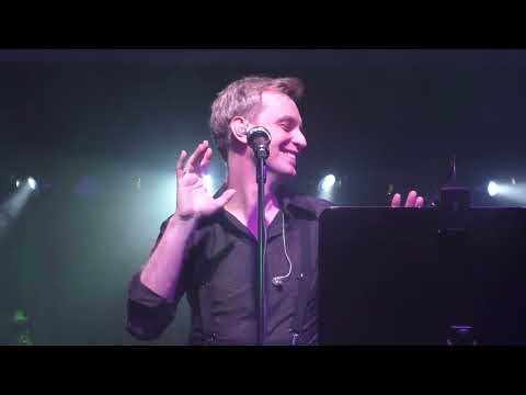 Видео: "Как провожают пароходы" поет Алексей Гоман