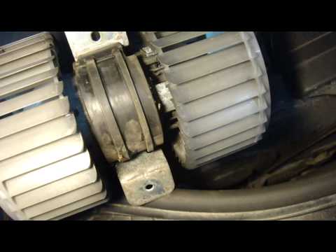 Видео: Audi A8 D3 Снятие установка моторчика печки , замена щеток моторчика печки