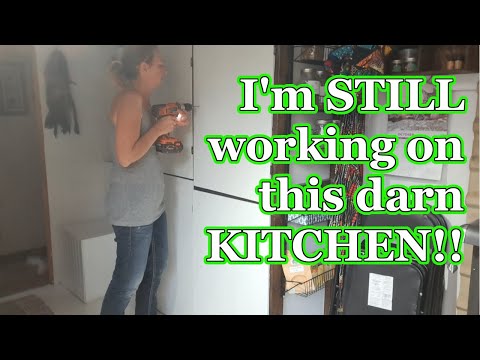Видео: Ремонт кухни в крошечном доме... Все еще...