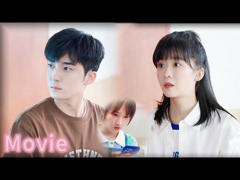 Видео: Холодный парень молчит, но защищает её на виду у всех? Она в шоке, а у него краснеют уши! ❄️😳