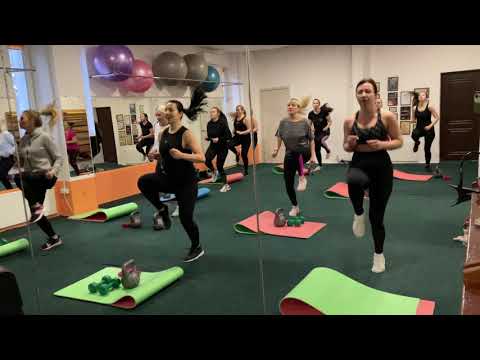 Видео: Тренировка на все тело 🔥 Гантели и гиря (заменяем на бутыль 6л)