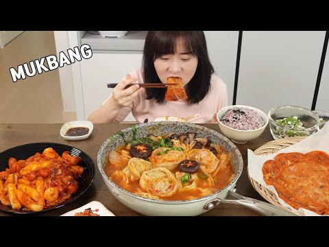Видео: Готовим мукбанг :) Горшочек с пряными пельменями, рисовый пирог с колбасой, блины с кимчи.