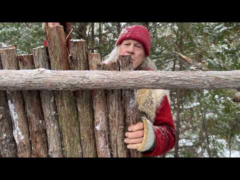 Видео: Строительство примитивного убежища с камином в условиях канадской зимы | САМОСТОЯТЕЛЬНОЕ СТРОИТЕЛ...