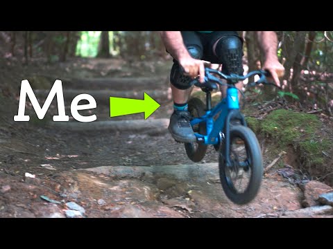 Видео: Езда на двух велосипедах, которые не помещаются — Tiny Bike Big Bike