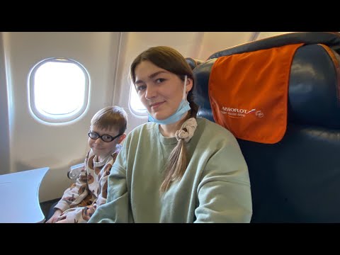 Видео: ВЛОГ ИЗ САМОЛЕТА ✈️. СКАНДАЛ ИЗ-ЗА НОЮЩИХ ДЕТЕЙ. Задержали рейс, просидели два часа без взлёта