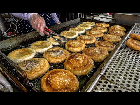 Видео: Самые известные корейские hotteok мастера hotteok делать с тайным тестом. Уличная еда в Кореи