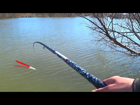 Видео: ДУМАЛ ОГРОМНЫЙ КАРАСЬ...ПРЁТ В КУСТ ПОПЛАВОК! Рыбалка весной 2021