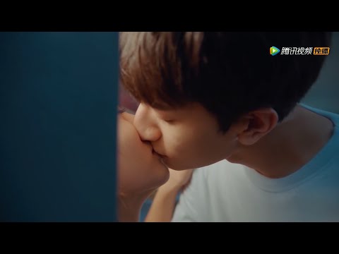 Видео: Неожиданный гость прервал их личное время! Вэйи тайно «ест» Момо ночью