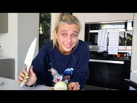 Видео: Я НЕ УМЕЮ ГОТОВИТЬ - Эмма Чемберлен