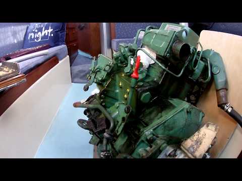 Видео: Замена муфты-сальника приводного вала на воде. Снимаю двигатель.