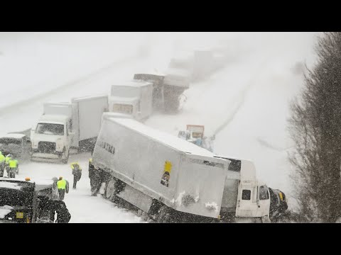Видео: НЕВЕРОЯТНЫЙ ХАОС ИЗ-ЗА МЕТИ! Машины теряют управление на обледенелых трассах!