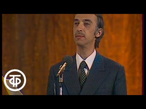 Видео: Александр Иванов читает пародии в программе "Вокруг смеха". Выпуск № 6 (1980)