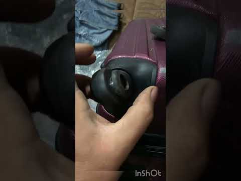 Видео: замена колеса на на пластиковом чемодане