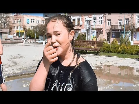 Видео: Поливаний понеділок. Водяні розваги на площі в Надвірній 2018
