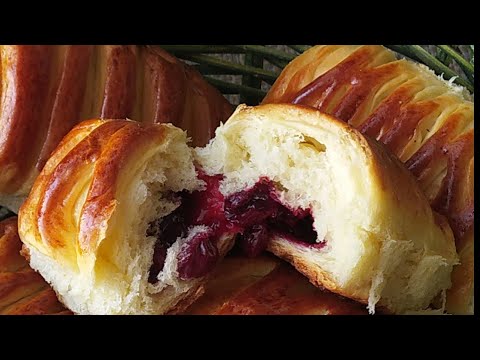 Видео: Дрожжевые сдобные булочки с вишнёвой начинкой.
