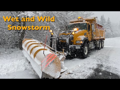 Видео: Два дня уборки снега ~ 7-8 января 2022 г. ~ Мокро и дико #jimhowdigsdirt #snowplow #plwingsnow