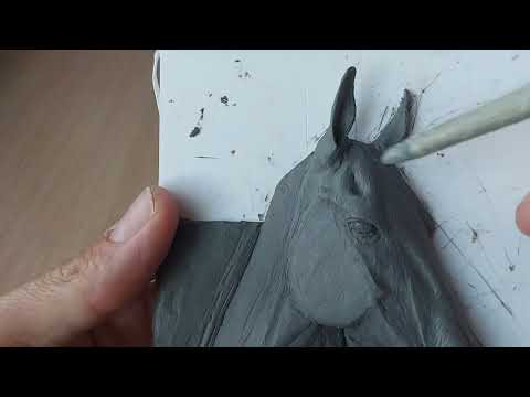 Видео: Как сгладить пластилин (на примере барельефа)🐴💡