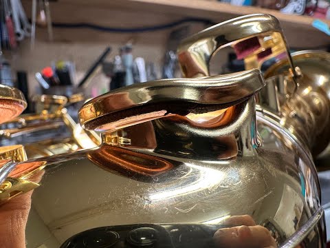 Видео: Серьёзное повреждение саксофона — ремонт тонового отверстия и клавиш