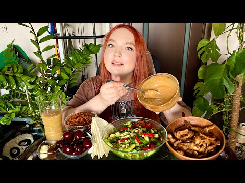 Видео: МУКБАНГ | Салат с хрустящим рисом и ореховой заправкой | Mukbang | Crispy rice salad | Vegan 🥗