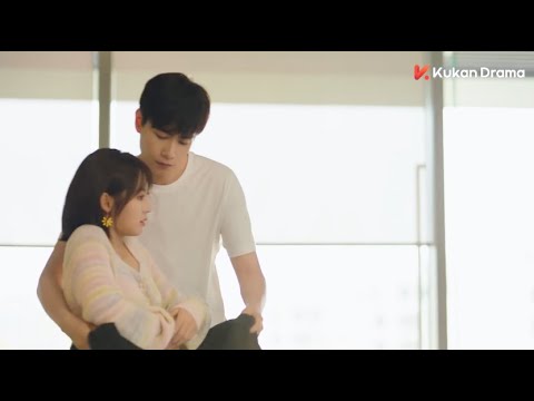 Видео: Когда у девушки начались месячные, заботливый герой позаботился о ней и даже купил ей гигиенические