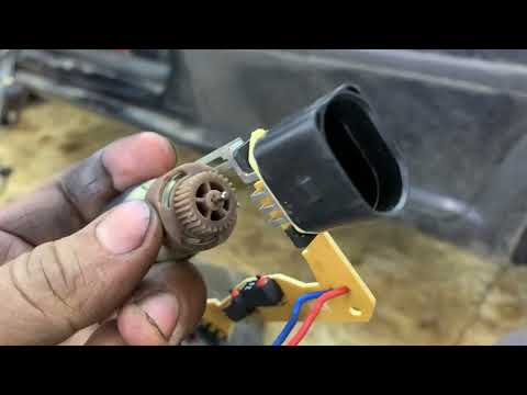 Видео: Ремонт замка двери гольф 4. Не работает центральный замок, замена личинки двери