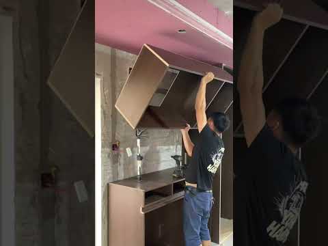 Видео: Мастер по дереву создаёт красивый светодиодный буфет | Полный процесс сборки