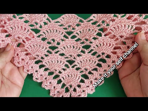 Видео: Как связать изящную треугольную шаль крючком классическим узором, с подробным объяснением для начин