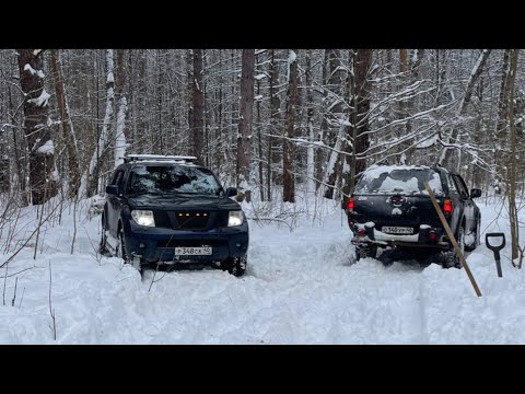 Видео: nissan pathfinder r51 и mitsubishi l200 на снежном бездорожье в зимнем лесу