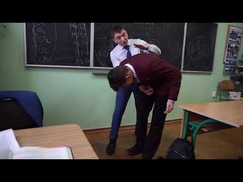 Видео: Стороннє тіло дихальних шляхів у дорослих. Допомога.