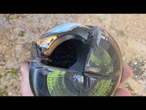 Видео: Распиливаю гидроаккумулятор lexus lx.  Sawing through the lexus lx hydraulic accumulator