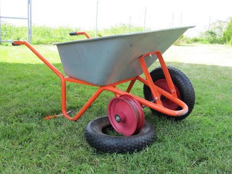 Видео: Замена покрышки в садовой тачке / Replacing a tire in a garden wheelbarrow