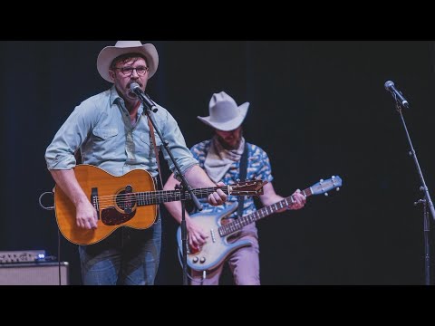 Видео: Jomo & The Possum Posse «Yesterday's Coffee» вживую на техасской музыкальной сцене
