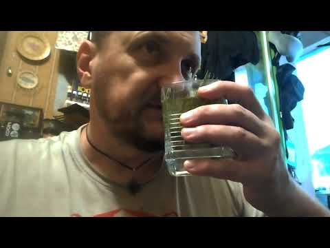 Видео: Рубрика "САМОЛЕЧЕНИЕ": Приготовление чая из еловой и сосновой хвои 