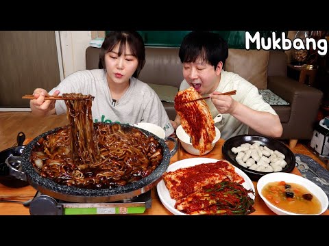 Видео: Mukbang | Лапша из черной фасоли на каменной тарелке с острым сильви кимчи.