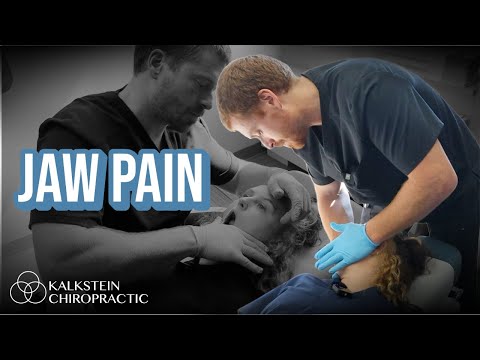 Видео: Облегчение боли в височно-нижнечелюстном суставе: мануальный терапевт демонстрирует методы коррек...