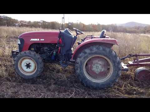 Видео: Копка картофеля прицепным картофелекопателем КСТ 1,4