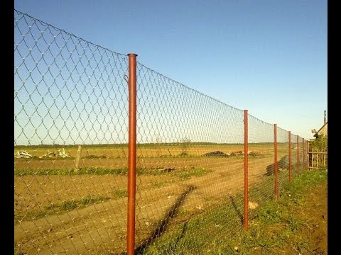 Видео: Установка забора из сетки рабица.