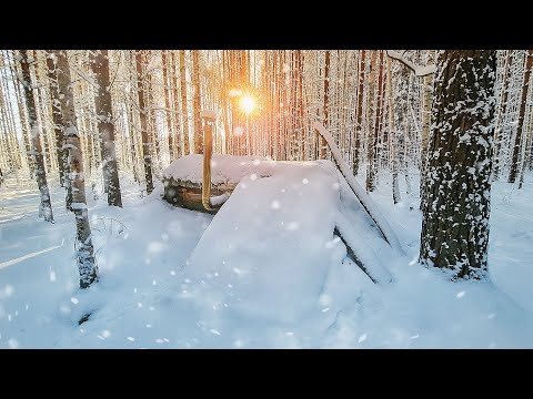 Видео: ЗЕМЛЯНКУ ЗАСЫПАЛО СНЕГОМ. УЖИН НА ПЕЧИ. НОВЫЙ ЛЕЖАК ГОТОВ.