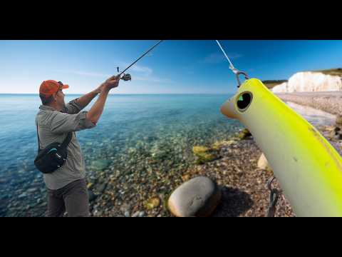 Видео: Ловля окуня на приманку в условиях спокойного моря – поверхностная активность!