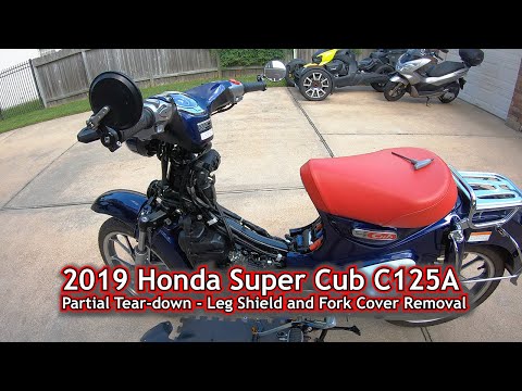 Видео: Honda Super Cub C125 2019 года: снятие защиты ног и крышки вилки