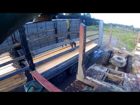 Видео: Урал лесовоз Погрузка Маза фуры доской. Атлант С-90