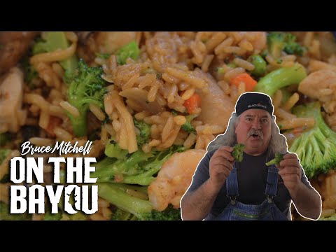 Видео: Жареный в Bayou Stirfry с Брюсом Митчеллом | Blackstone Griddles