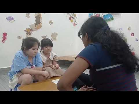 Видео: Общение на английском языке в Фантьете: Мэри и София учатся читать историю под названием «Я — кот».