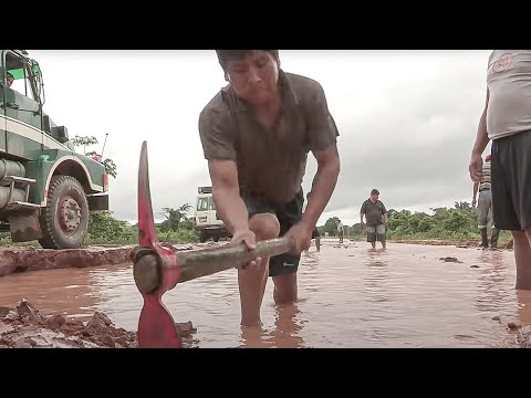 Видео: Самые смертоносные путешествия - грязевые ванны Боливии