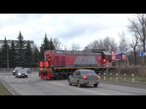 Видео: Железнодорожный переезд без шлагбаума и нарушители ПДД. Ж/д ветка к ДСК Псков.
