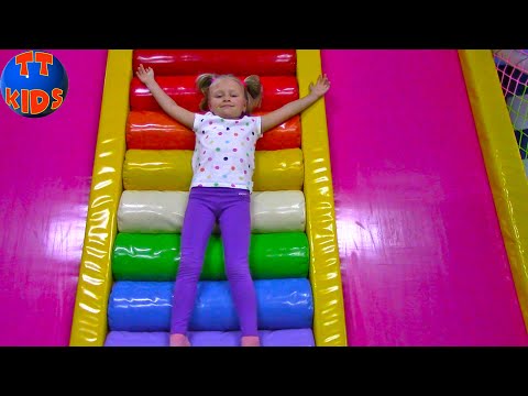 Видео: Развлекательный центр для Детей с горками и батутами | Indoor Playground for Kids