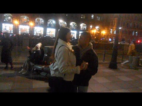 Видео: Уличные музыканты Питер Женя, Лера NotBerry и Амир на Невском 22 октября - Секунду назад