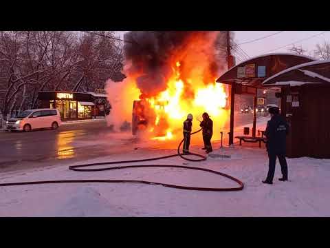 Видео: Автобус горит в Иркутске в Новоленино остановка школьная 11 01 2022