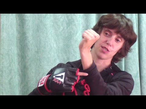 Видео: Бэкфист (удар кулаком с разворота). Тайский бокс, урок 14